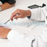 medic-doctor-pacient-femeie-psiholog-consultatie-reteta_copy