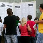 Tineri absolventi consulta listele cu posturi disponibile, inainte de a intra la Bursa Locurilor de Munca pentru Absolventi, organizata de Agentia Municipala pentru Ocuparea Fortei de Munca Bucuresti (AMOFM), in Bucuresti, vineri, 25 septembrie 2009.