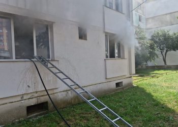 Bracking News – Incendiu la parterul unui bloc din Piatra Neamt